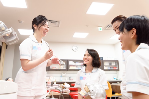 学生たちから人気の審美ゼミ・ホワイトニング実習