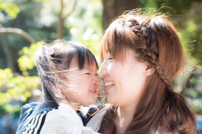 ママと公園で遊ぶ姿をパシャリ。