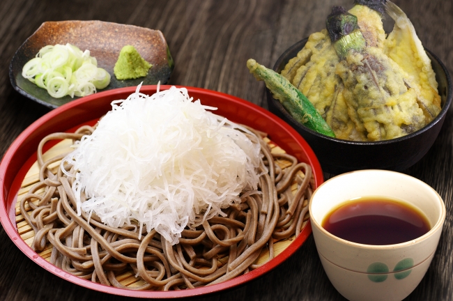 佐野名物「大根そば」と  茄子の「小天丼」セット（越前食堂） 