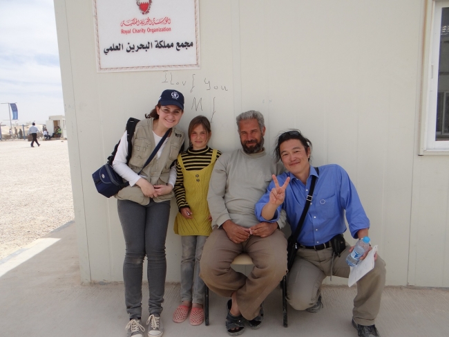 ヨルダンのシリア難民キャンプにて。後藤健二さん、シリア難民の親子と国連WFPの職員。Copyright： WFP