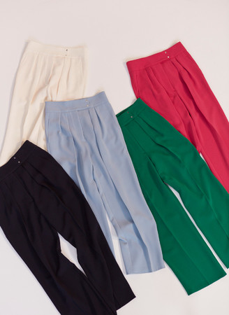 鮮やかなカラーも揃えた「5 COLORS PANTS」