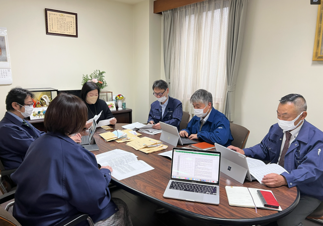 弊社内での審査風景