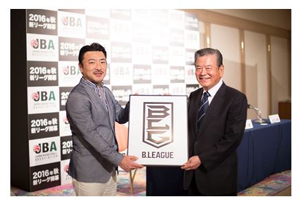 B.LEAGUEロゴデザイン贈呈（右：川淵三郎 公益財団法人日本バスケットボール協会会長、左：和田千弘 インターブランドジャパン代表取締役社長CEO）