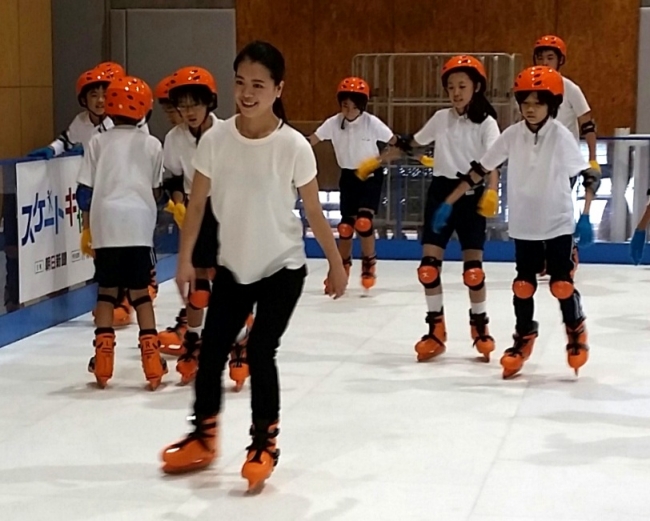 子どもたちとリンクを滑る鈴木明子さん