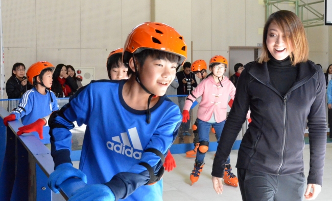 アドバイスをしながら子どもたちとスケートをするキャシーさん