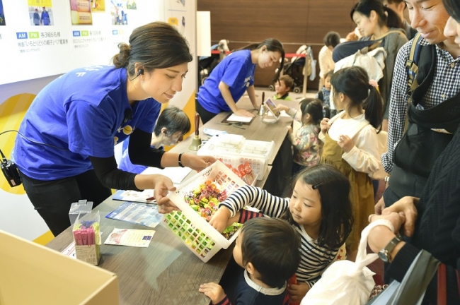 写真は2018年の抽選会の様子。今年の賞品はお楽しみ！