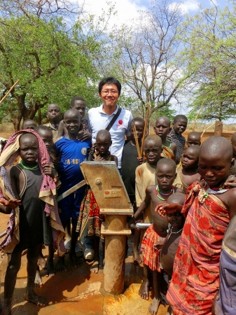 悲願の独立を果たした南スーダンで、人々は新しい国造りに輝いていた。中央はAARの角谷亮（2013年3月）