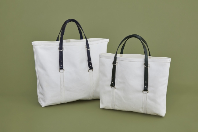 左：DET HANDLE TOTE L  ￥26,000＋TAX   右：DET HANDLE TOTE M ￥23,000＋TAX