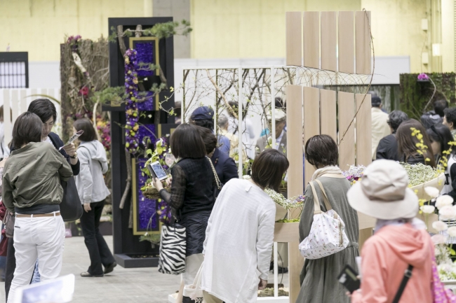 お客様で賑わう会場