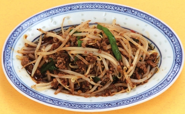 豚挽き肉ともやしの辛味炒め（税込290円）