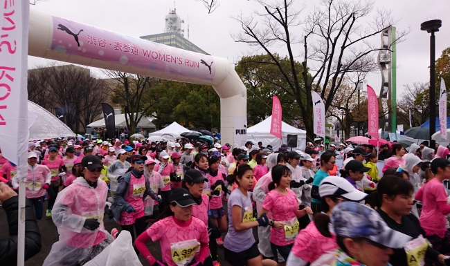 雨でも、寒くても、元気にスタート！ 女は強い！