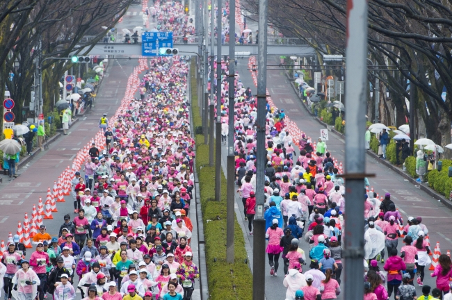 表参道を埋め尽くす女性ランナーたち