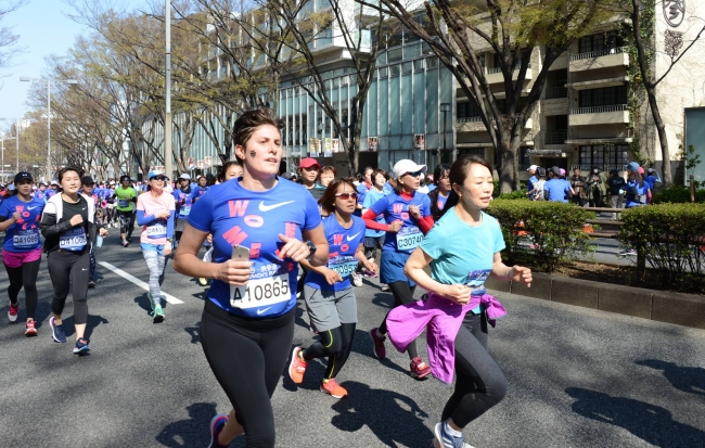 海外20ヵ国以上の女性ランナー100名も参加。 表参道ヒルズ前を駆け抜けた