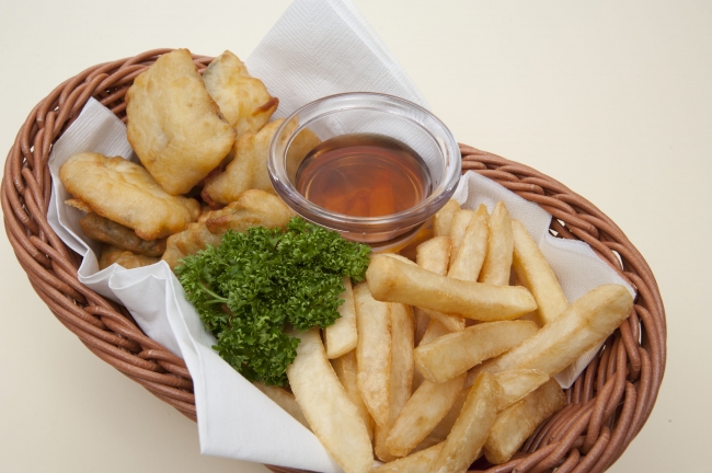 ホクホクの白身魚とポテトフライでビールも進みます。