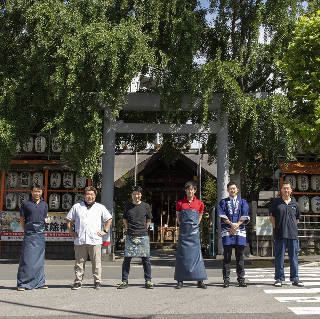 左から） まぐろ「築地樋栄」代表取締役・楠本康太さん、玉子焼「つきぢ松露」社長・齋藤賢一郎さん、野菜「藤本商店」若主人・藤本貴也さん、鮮魚「浅田水産」若主人・浅田欣也さん、のり「丸山海苔店」川ノ邊拓さん、あなご「山五」店舗責任者・榎本昌敏さん