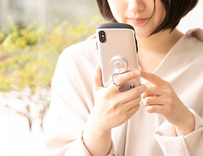 手の小さい女性でもスマートフォンの操作がスムーズに。